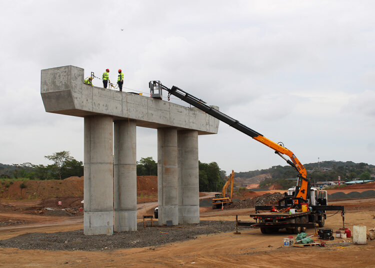 Technical inspection work to control the support bases on the lintel (image courtesy of Public Works Ministry of Panama (MOP))