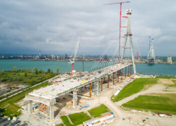 The Americans finished their tower ahead of the Canadians but the Canadian road deck (in foreground) stretching out across from the Canadian tower is ahead of the US deck (image courtesy WDBA)