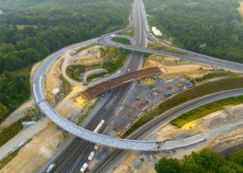 Because the job site was located along the A11 autoroute, there was limited space and access for vehicles and equipment (image courtesy Sarens)