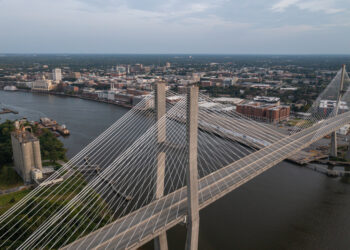 A contract has been awarded to Kiewit to raise the Eugene Talmadge Memorial Bridge that spans the Savannah River – image courtesy of © Wirestock|Dreamstime.com