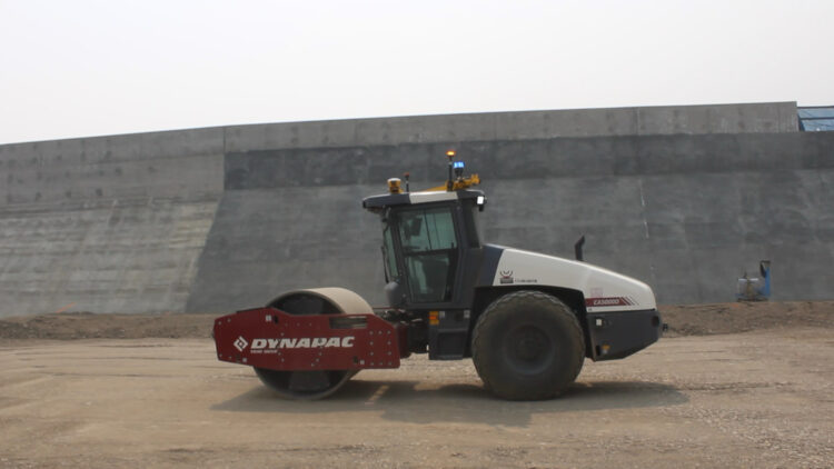 An autonomous Dynapac soil compactor equipped with Trimble technology has been used in Canada