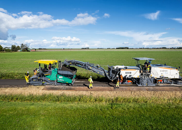 A well-practised team: the Wirtgen W 240 CRi cold recycler transfers the prepared material by conveyor to the Vögele SUPER 2100-5i paver which paves it immediately.