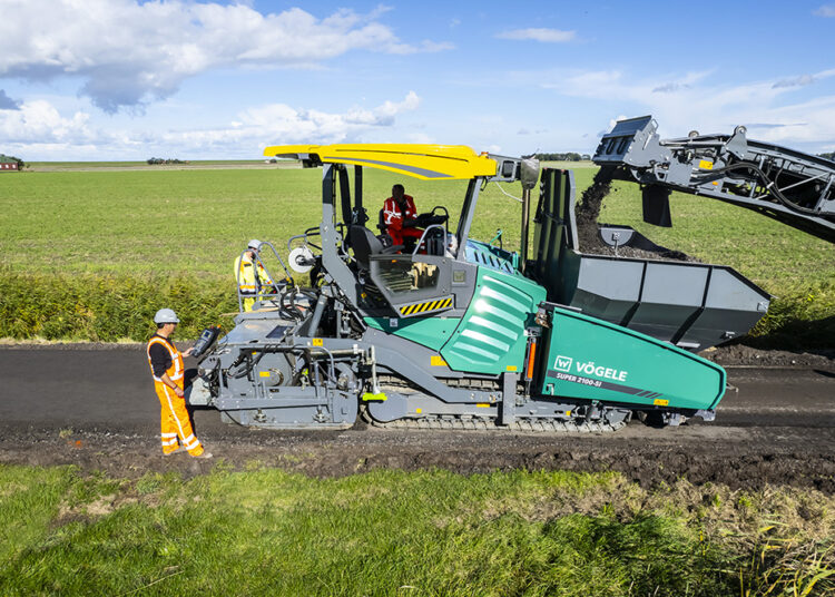 Latest-generation powerful Vögele paver: the SUPER 2100-5i can take up to 20 tonnes of material with an extra material hopper and pave up to 1,100 tonnes per hour.