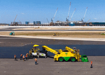 When fully laden, the SB-3000 can store more than 30 tonnes of product and there is also four-wheel steering – including crab steering (image courtesy Astec/Boral)