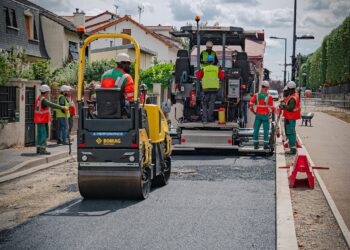 The electric BOMAG compactor worked directly behind the electric Dynapac paver