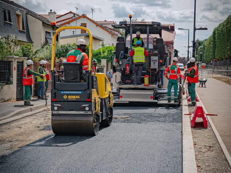 The electric BOMAG compactor worked directly behind the electric Dynapac paver