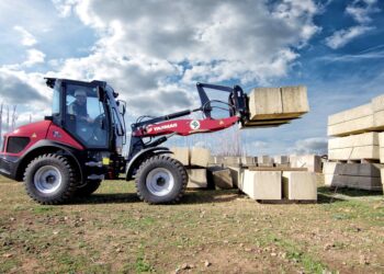 With a total height less than 2.5m, a width of 1,850mm (with bucket) and an overall length of just 5,238mm, the V7/V7-HW can fit inside a standard container