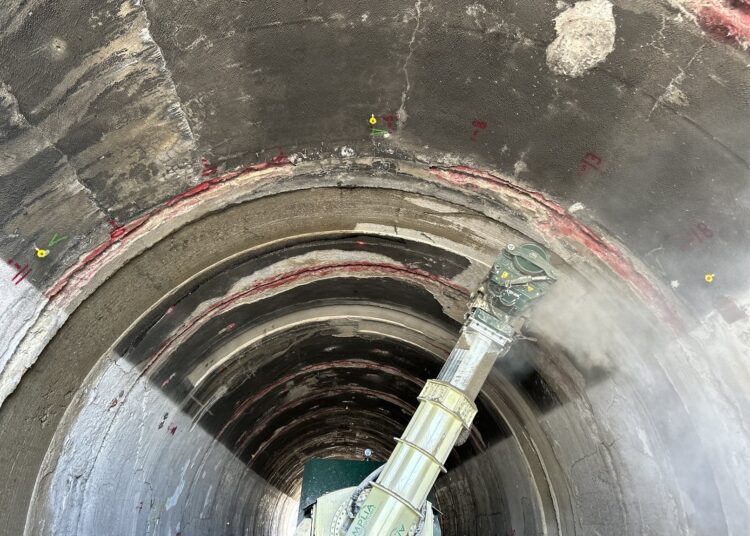 The "Jocker" – a specially manufactured telescopic arm - allows the entire profile of the tunnel to be milled in a single pass