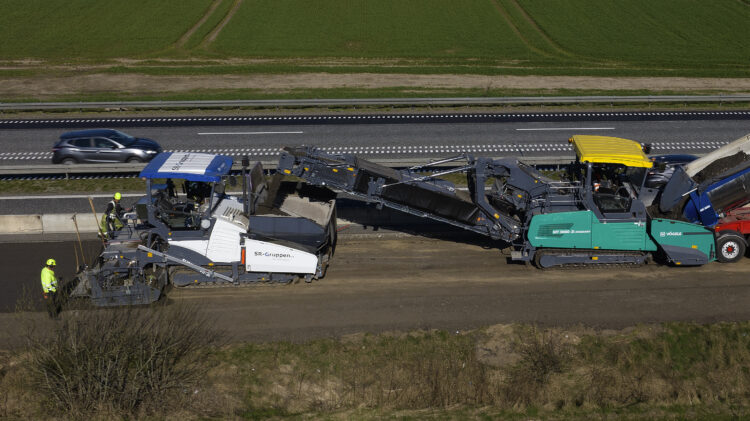 A Vögele SUPER 1900-3i paver and MT 3000-2i material feeder were employed to pave the recycled cold mix layer followed by the binder course and wearing course (imagre courtesy Writgen Group)
