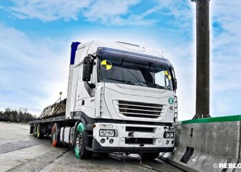 REBLOC’s integrated system provides a double-sided H4b safety barrier that acts as foundation for the base pole of the gantry system (image courtesy REBLOC)