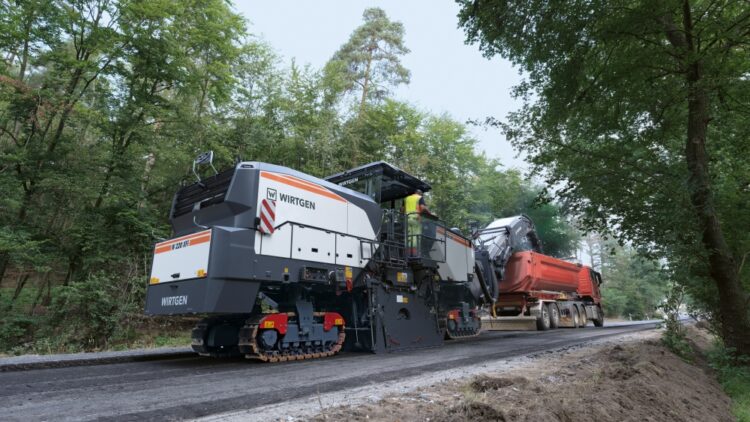 The W 220 XFi cold milling machine from Wirtgen offers high productivity and low specific carbon emissions in all applications