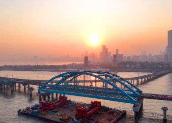 The new steel girder arch bridges - one for southbound traffic and one for northbound - were built at the nearby Mazagon Dock's Nhava unit (image courtesy X/BMC)