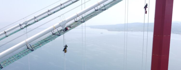 Installing the suspension cables was a complex process but was carried out within the strict schedule
