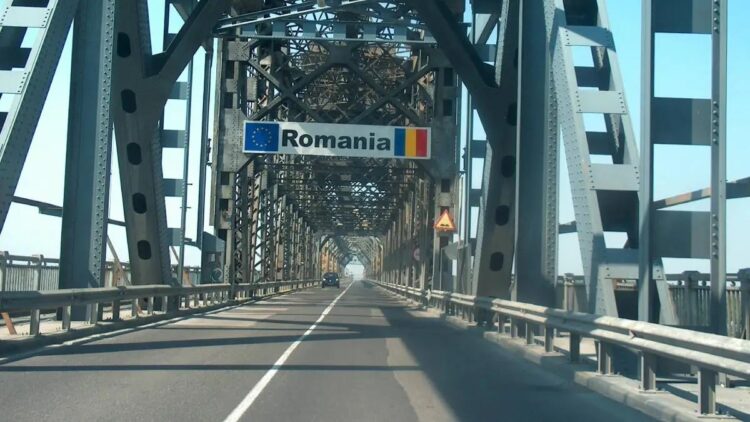 Friendly repairs are starting for the bridge over the Danube River at Giurgiu-Ruse (source: Gonzosft, CC BY 3.0 - Creative Commons Licence)