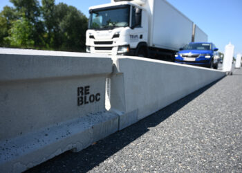 Redirecting instead of stopping: Rebloc’s tested end terminal element for temporary vehicle restraint systems