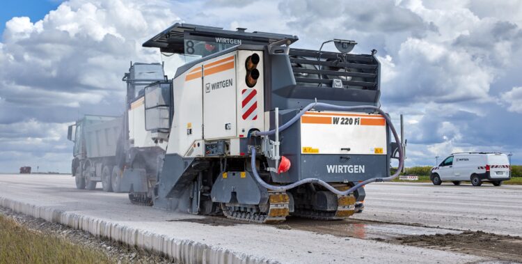 A large Wirtgen milling machine has been used successfully for road repair works in Sicily