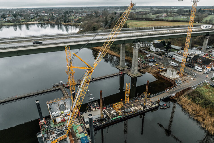 Assembly in the water: the first crane used for the replacement of the Rader High Bridge was assembled on the new pile cap of the first bridge pier (image courtesy Liebherr)