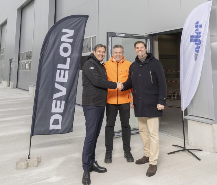 left to right: Andreas M Lohner, managing director of HD Hyundai Infracore Germany; René Halter, project manager for the construction project and member of the management team of HD Hyundai Infracore Germany and Alexander Adler, CEO of ADLER Immobilien Investment Group