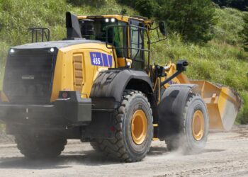 Komatsu's WA475-11 and WA485-11 models benefit from advanced technology and offer high performance, efficiency, and operator comfort