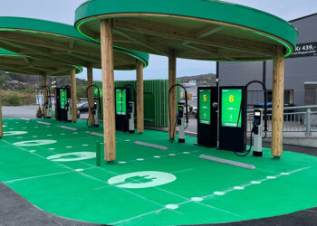 At an e-charging station in Bergen, Norway, Geveko Markings demonstrated how PlastiRoute SprayGrip can create a both eye-catching and functional result (image courtesy Geveko Markings)