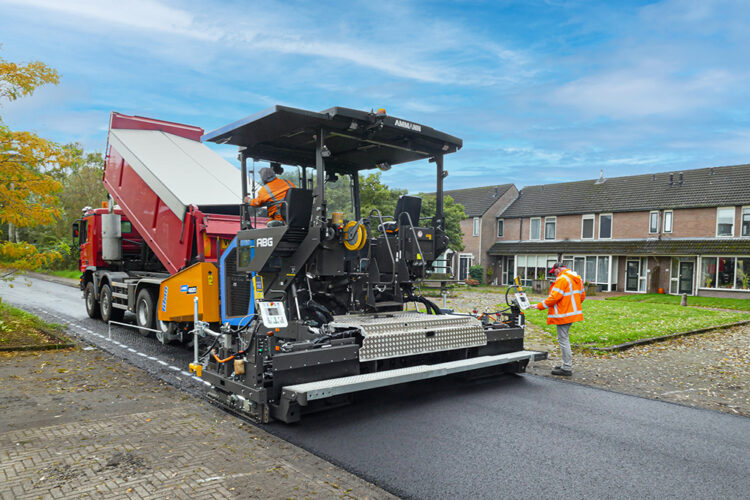 The eABG 4820 paver uses a Variomatic screed and works at widths up to 6.5m