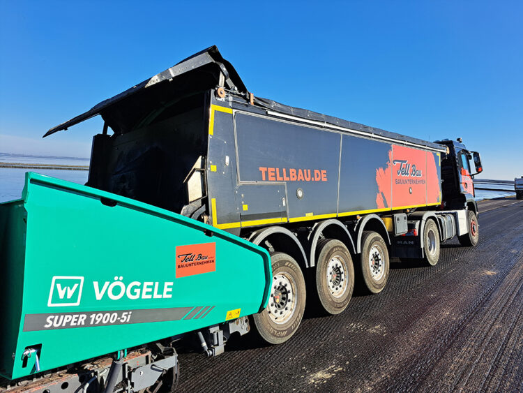 In contrast to conventional tipper vehicles, the Thermo push-off trailer enables controlled and even material discharge