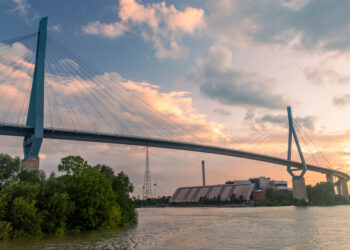The reinforced concrete and prestressed concrete structure and steel cable-stayed Köhlbrand Bridge bridge was opened in 1974 (image © Robert309/Dreamstime)