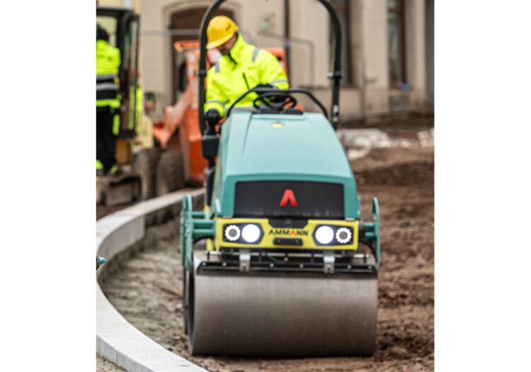 While categorised as a ‘light’ machine, the compactor actually has an operating weight of 2,640kg