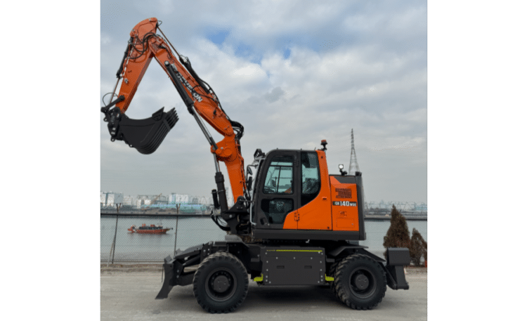 Develon’s prototype electric wheeled excavator offers long battery life