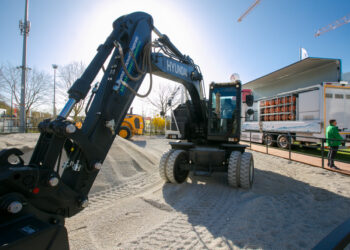 Hyundai’s prototype HW155H hydrogen fuel-cell- powered wheeled excavator