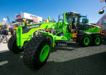 The battery-electric 4280DE motor grader’s battery pack provides fast charging within 1.6 hours