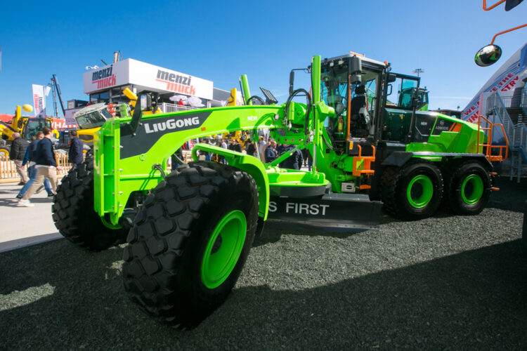 The battery-electric 4280DE motor grader’s battery pack provides fast charging within 1.6 hours