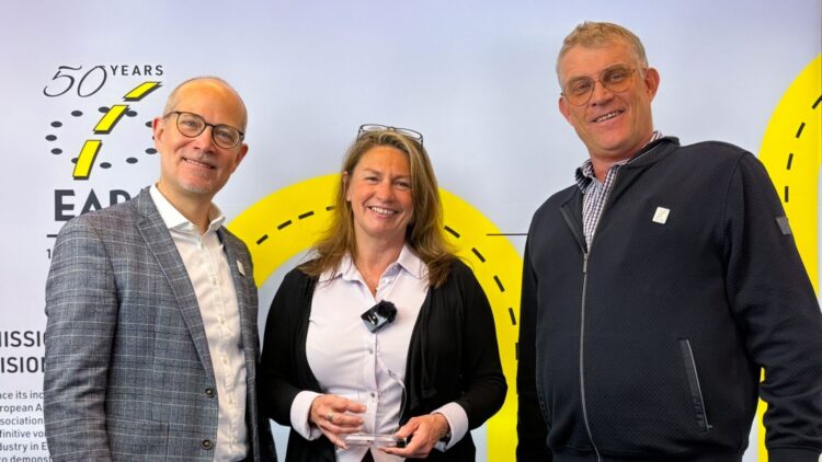 Siobhan McKelvey, director general of Eurobitume has been presented the EAPA Asphalt Advocate of the Year 2025 award