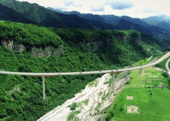 A rendering of the 426m long and 166m high arched bridge that is part of the Kvesheti-Kobi scheme in Georgia. Image: https://kveshetikobiroad.ge