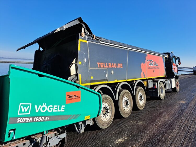 In contrast to conventional tipper vehicles, the Thermo push-off trailer enables controlled and even material discharge