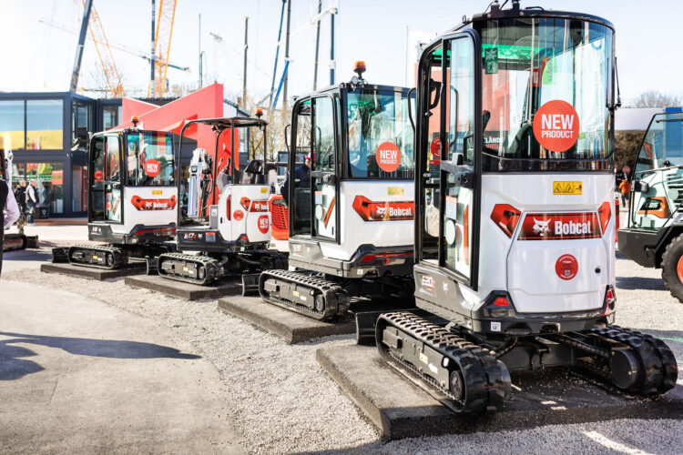 Bobcat’s R2-Series introduces several new features, notably its high-performance SmartFlow hydraulic system