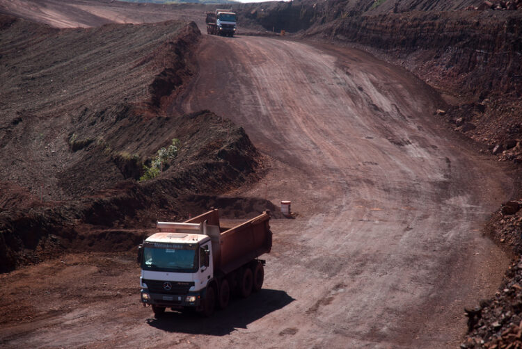Surfacing work to improve Brazilian highway – image courtesy of © Alexandre Paes Leme Dur o| Dreamstime.com