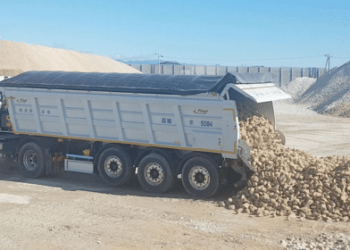 The push-off system of the ASW Stone LKW-Onroad material transporter reduces the risk of tipping accidents and offers an ideal alternative to conventional tippers