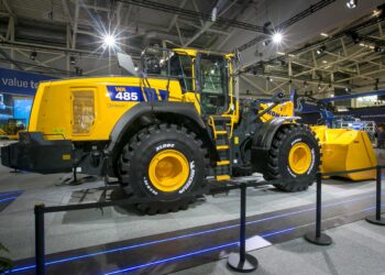 The WA485-11 achieves a 29% increase in fuel efficiency compared to its predecessor WA480-8