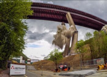 The concrete Rahmedetal Bridge near the town of Luedenscheid was closed to all traffic in December 2021 and eventually demolished in a controlled explosion in May 2023 (image courtesy Autobahn Gmbh)
