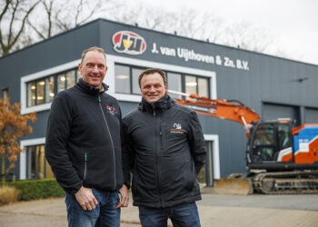 Owner Jurgen van Uijthoven with Pellen BV salesman Jan Smolders