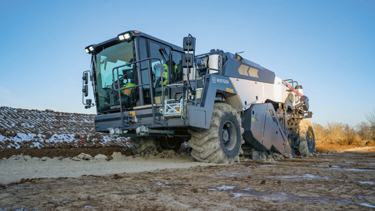 The WR series machines are the ideal choice for a variety of applications ranging from cold recycling to the stabilisation of a wide range of construction materials in processes such as soil stabilisation or consolidation in road construction.