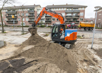 The ZE85 compact electric excavator was used by J. van Uijthoven & Zn BV for groundworks, sewerage activities, and installing utility pipes on the site near Eindhoven in autumn 2024.