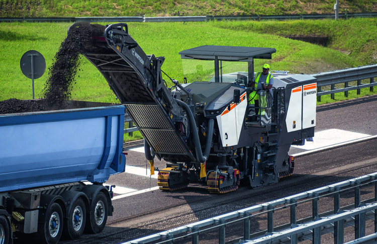 With the aid of the quick-change system, it takes less than an hour to exchange the entire milling drum housing of the Wirtgen W 210 XF.