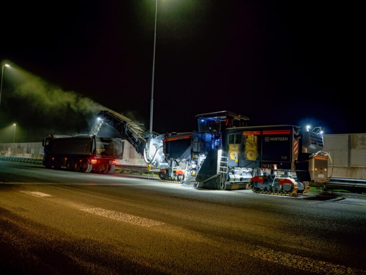 The MILL ASSIST machine control system regulates the power output of the two engines of the Wirtgen large milling machine according to demand to ensure the most efficient use of the machine