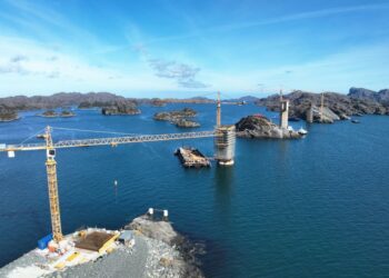 Cranes from Liebherr are playing a key role in the construction of a bridge in Norway, despite challenging weather conditions