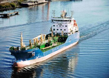 Every tonne of bitumen delivered involves energy-intensive shipping and trucking (image courtesy Nynas)