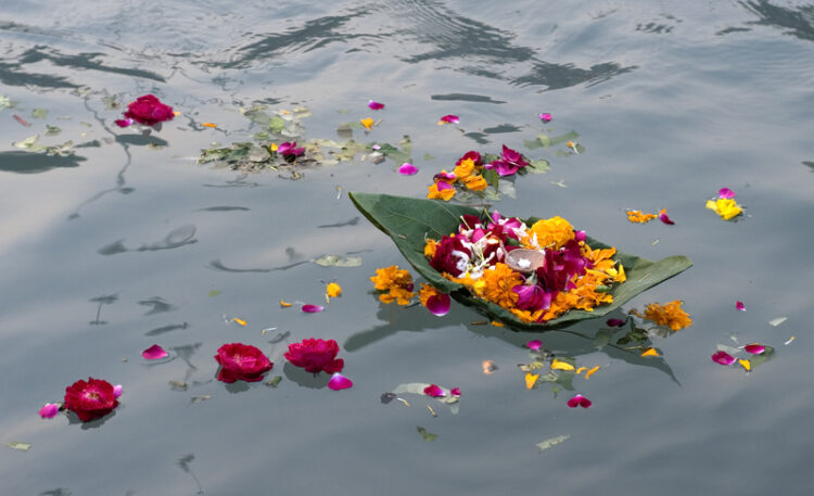 A new bridge is bein built for India’s sacred River Ganges linking Bhihar State and Uttar Pradesh State – image courtesy of © Edwardje| Dreamstime.com
