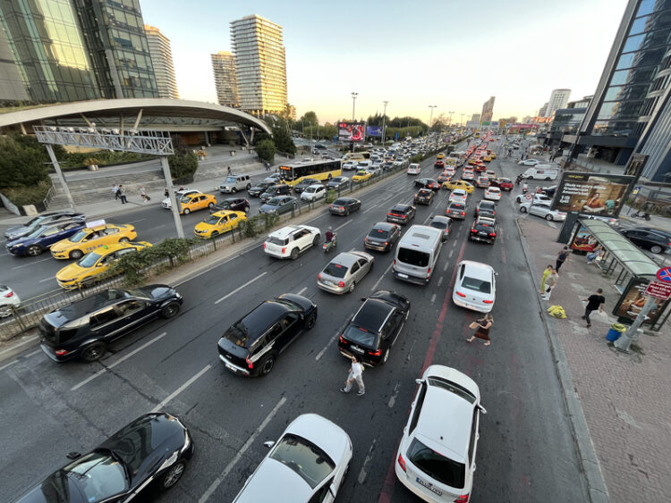 Not again! Traffic jam at sunset in Zincirlikuyu district in Istanbul in September last year (© Cenkertekin/Dreamstime)