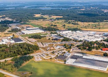 Melker Jernberg, head of Volvo CE, said the new assemble plant is an investment in the future of excavator production, marking “a new era for us and the Swedish industry”